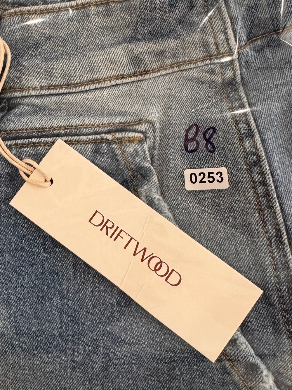 DRIFTWOOD Plus-Size Boyfriend cropped Jeans in Washed Blue - Picture 10 of 10